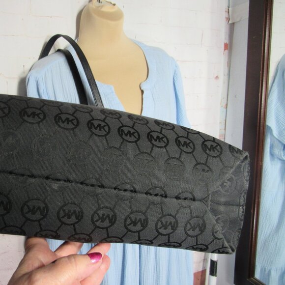 MICHAEL KORS BENNET BAG TOTE SIGNATURE CANVAS ZIP CLOSURE 3 INSIDE POCKETS BLACK - Picture 8 of 10